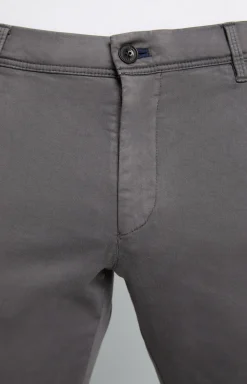 Chino Matthew in Grau