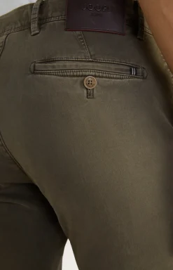 Chino Matthew in Oliv