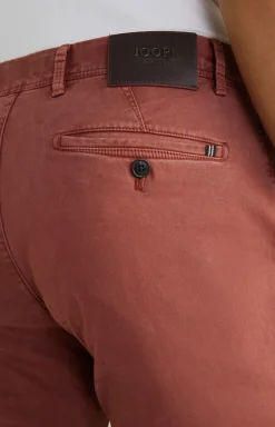 Chino Matthew in Rostrot