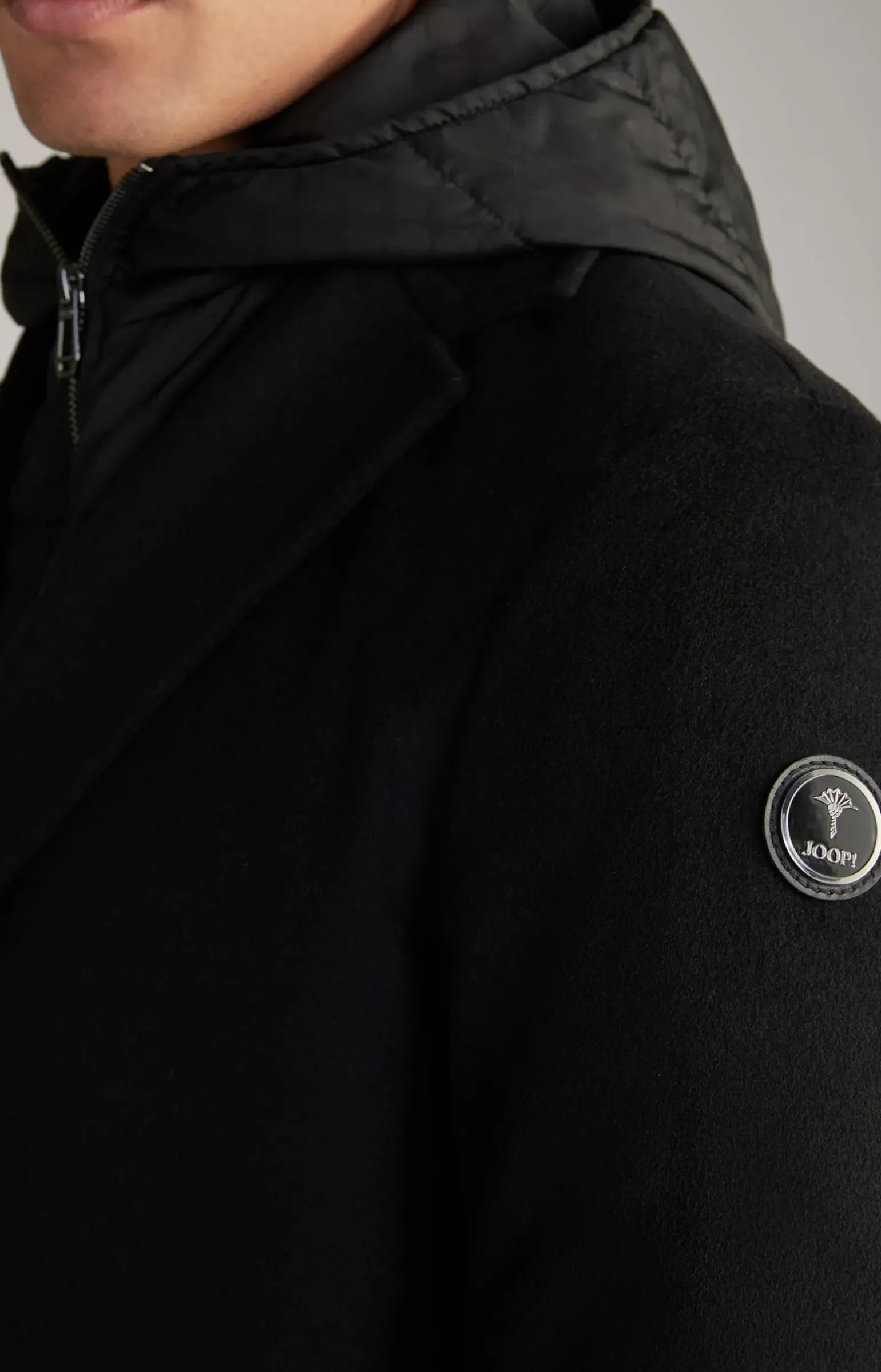 Cornflower-Mantel Mailor in Schwarz