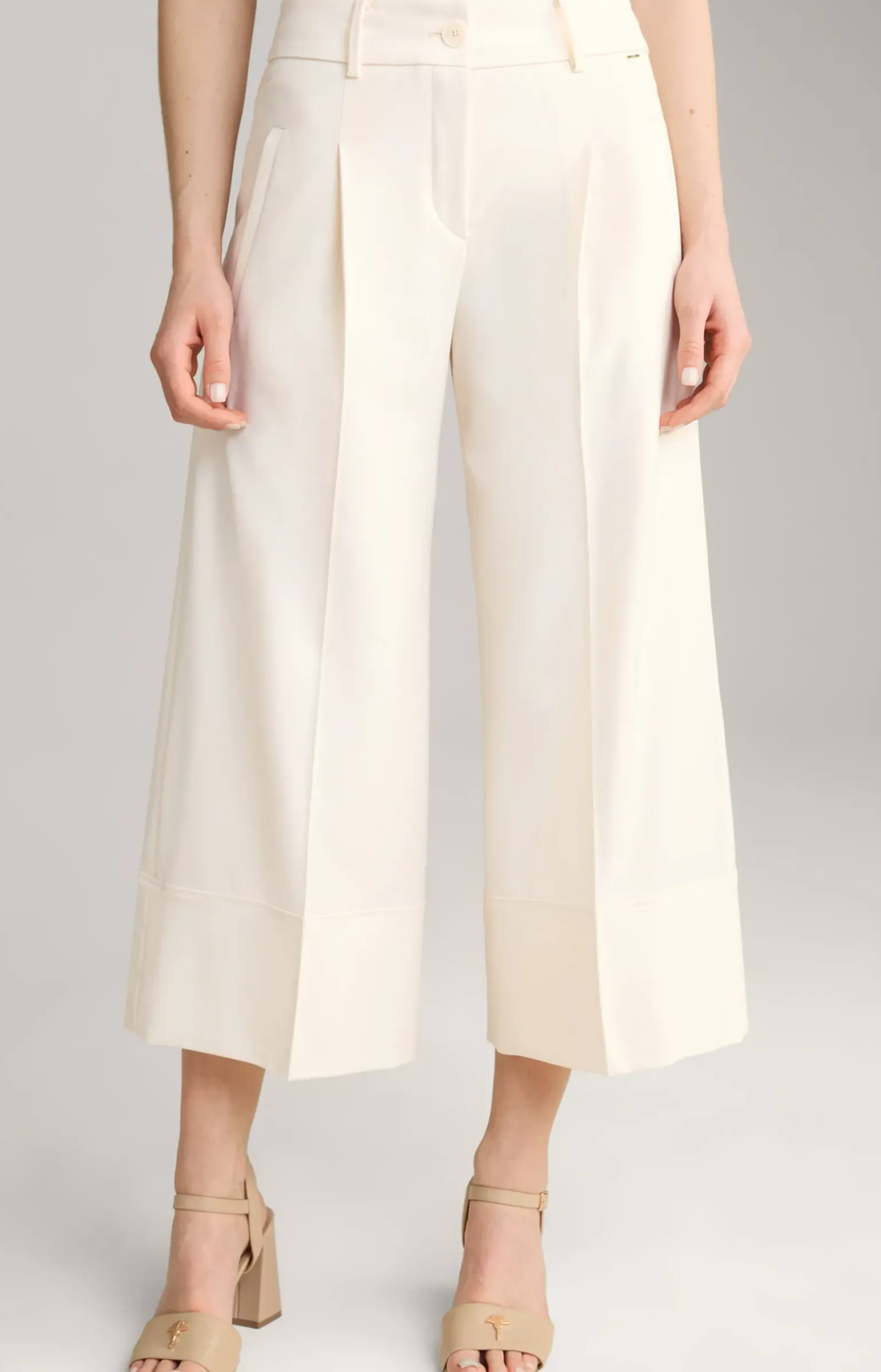 Culotte mit feinen Nadelstreifen in Offwhite