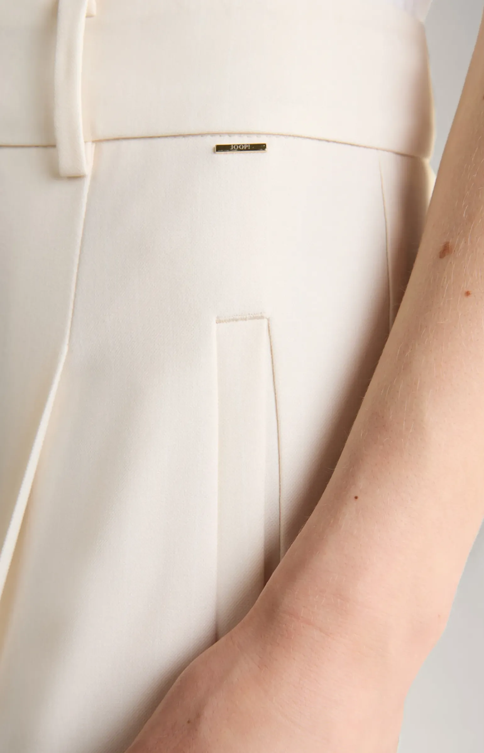 Culotte mit feinen Nadelstreifen in Offwhite