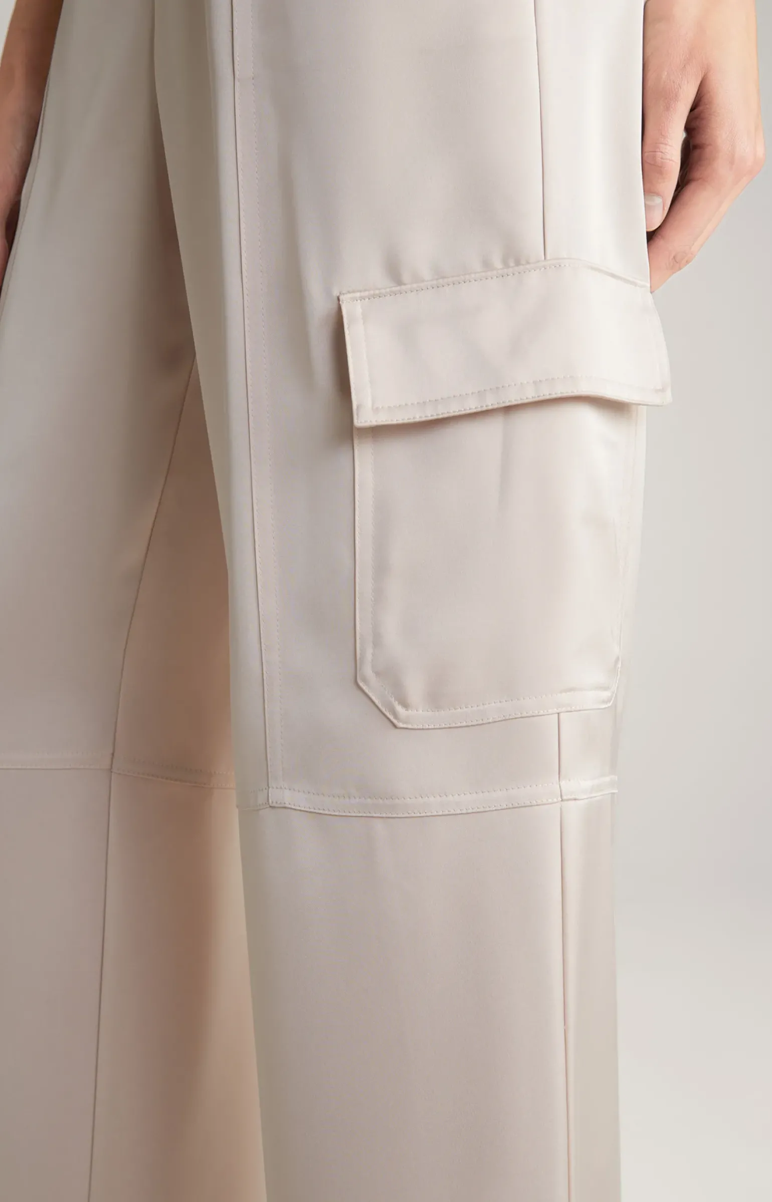 Satin-Cargohose in Nude
