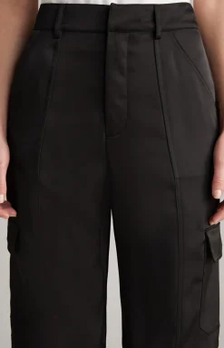 Satin-Cargohose in Schwarz