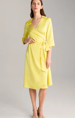 Satinkleid in Gelb
