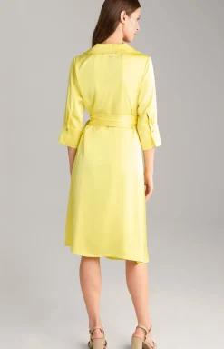 Satinkleid in Gelb