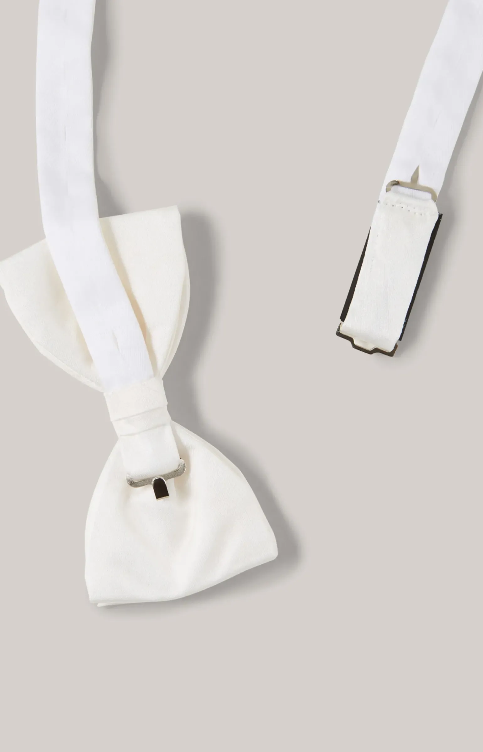 Seidenfliege in Weiß