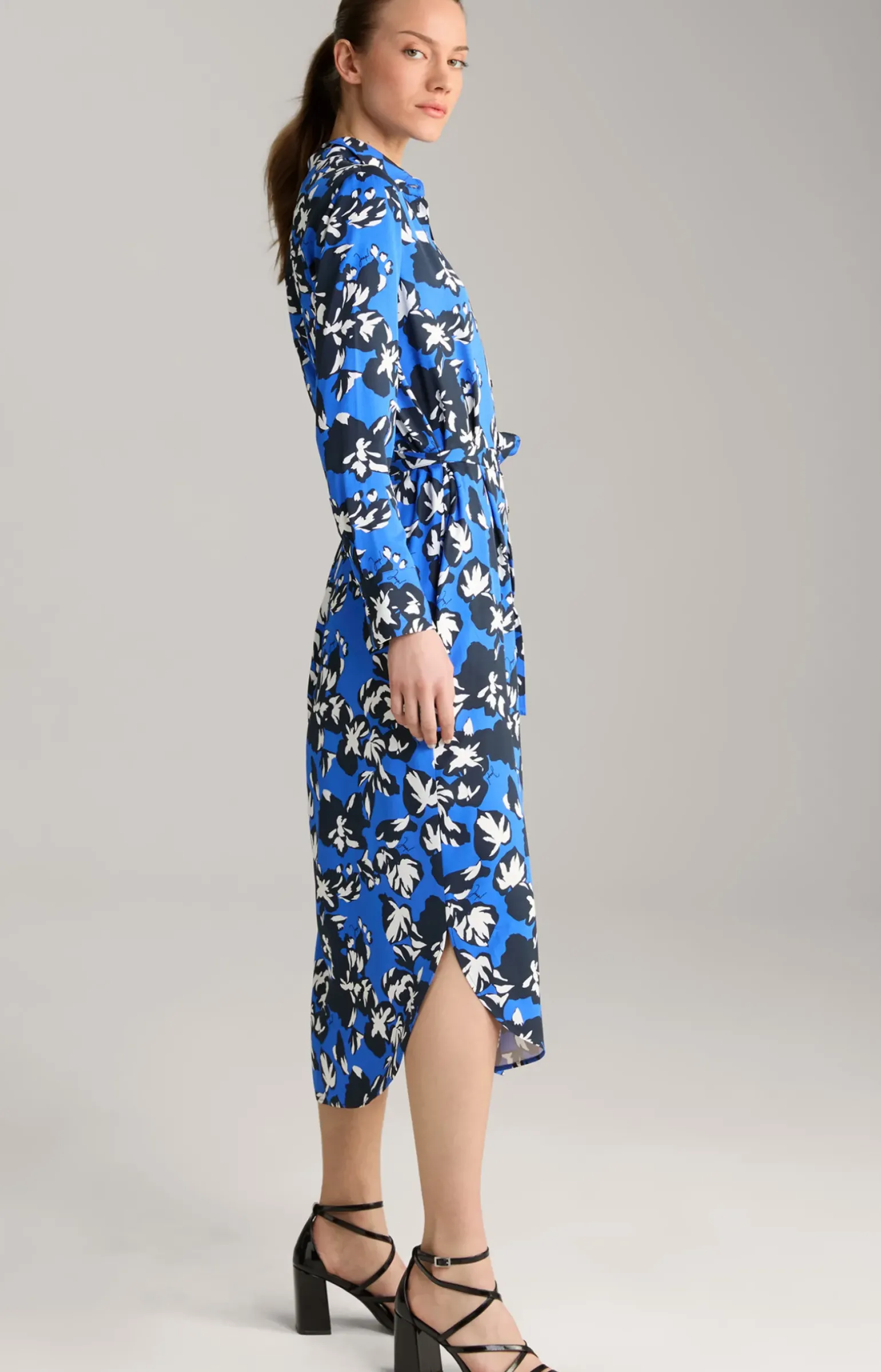 Viskose-Kleid in Blau/Weiß gemustert