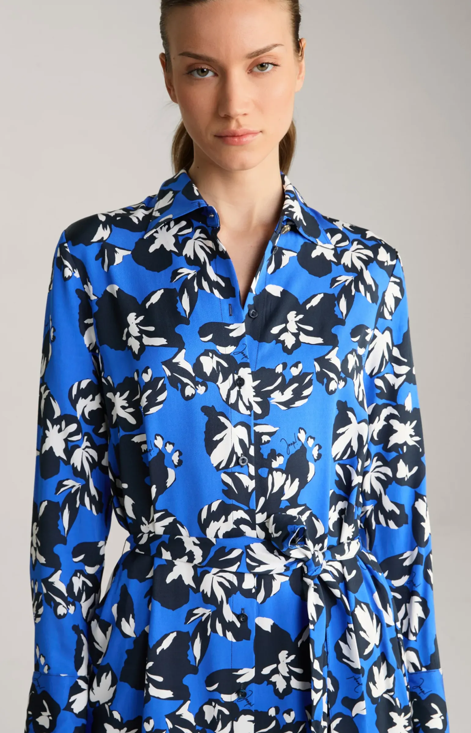 Viskose-Kleid in Blau/Weiß gemustert