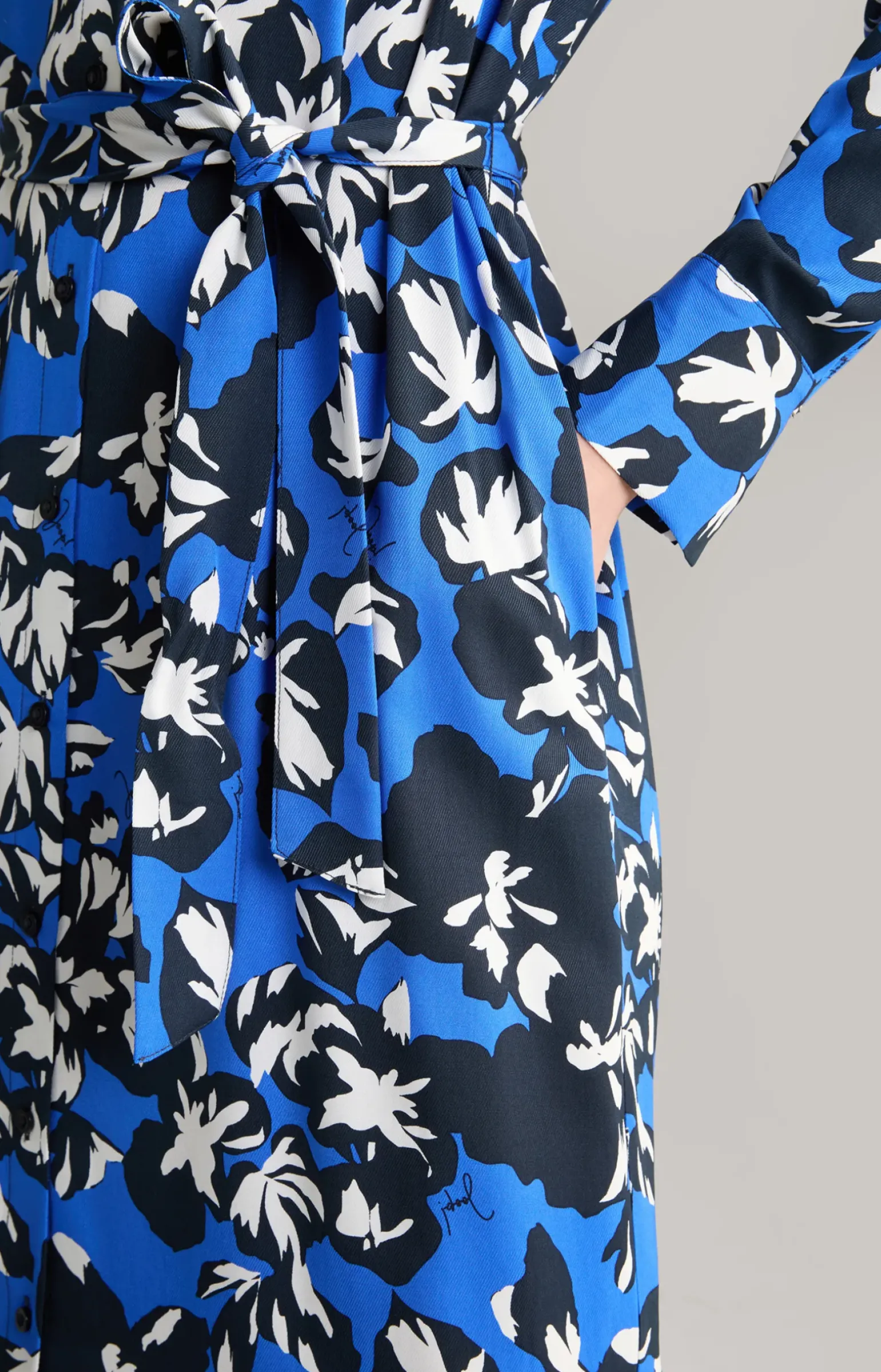 Viskose-Kleid in Blau/Weiß gemustert